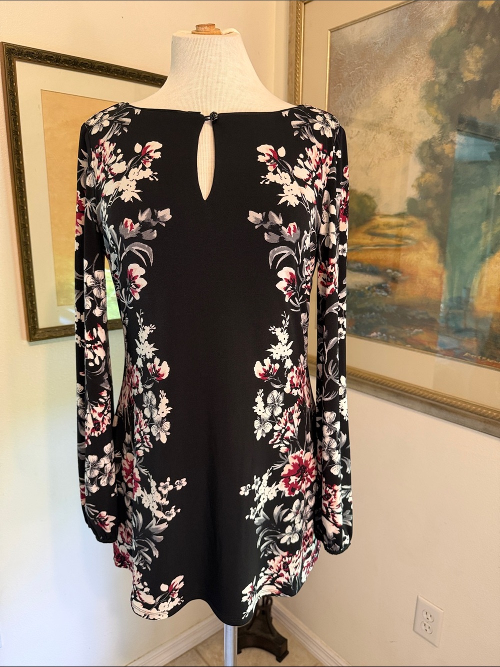 WHBM Black Floral Long-Sleeve Tunic w/Keyhole Closure Size Small